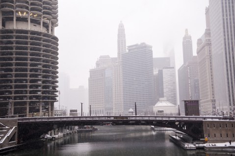 Pizza Joints, Coffee Shops Close as Chicago Braces for Cold