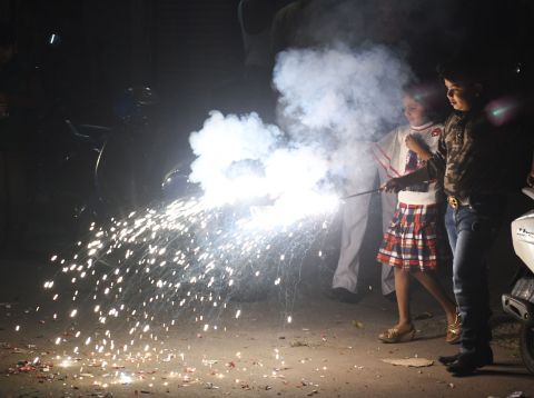 World’s Worst Air Pollution Spikes as Indians Burst Firecrackers