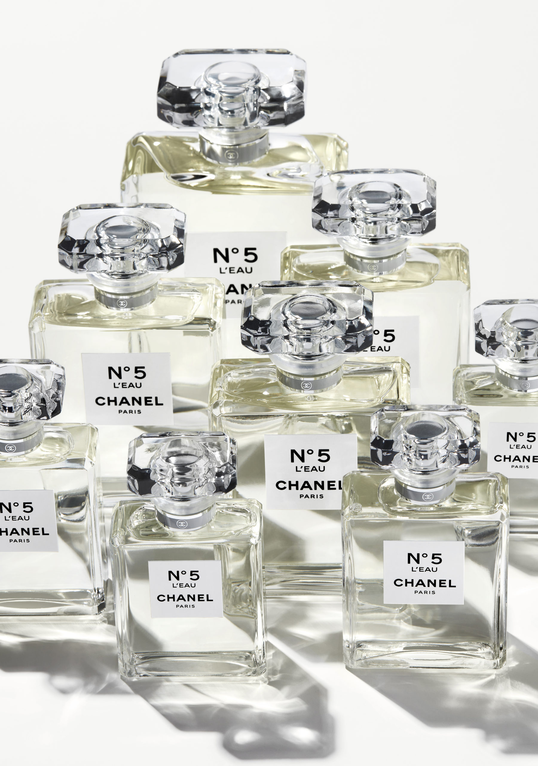 Chanel presenta un monumental frasco del mítico perfume Chanel Nº5