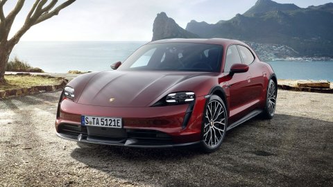 Taycan Cross Turismo: Porsche takes the wheel of a new world