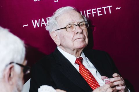 Warren Buffet, chairman and chief executive officer of Berkshire Hathaway Inc., plays bridge at an event on the sidelines of the Berkshire Hathaway annual shareholders meeting in Omaha, Nebraska, U.S., on Sunday, May 6, 2019.