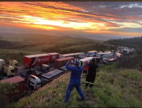 Road Traffic Inspectorate brings in tow trucks to disperse, remove illegal truck driver protest on N3 in KZN