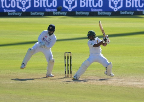 Enthralling day three sets up thrilling finale, with Proteas in touching distance of unlikely series win