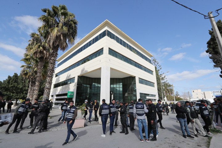 Tunisian police close Supreme Judicial Council offices