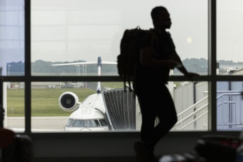 Airline CEOs Urge Biden to Drop Mask, Foreign-Traveler Mandates