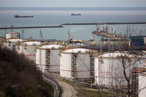 EU tentatively agrees on $60 price cap on Russian seaborne oil – document