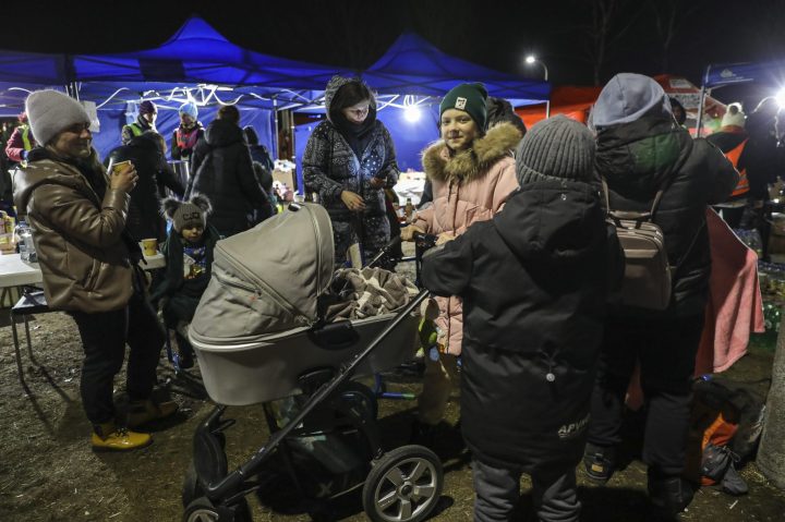 Tide of Ukrainian refugees grows as UN says a million have fled
