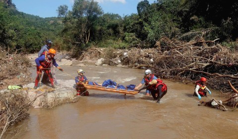 A search and rescue team recovers the body of girl child ageing between 4-6 years at the Umzinyathi Falls near Durban, South Africa, 19 April 2022. Key roads in the area have been damaged and mudslides destroyed houses. The South African National Defense Force has been called to assisst in the recovery after the worst flooding in 60 years. 443 people are confirmed dead with over 40,000 displaced.  (Photo: EPA-EFE/STR)