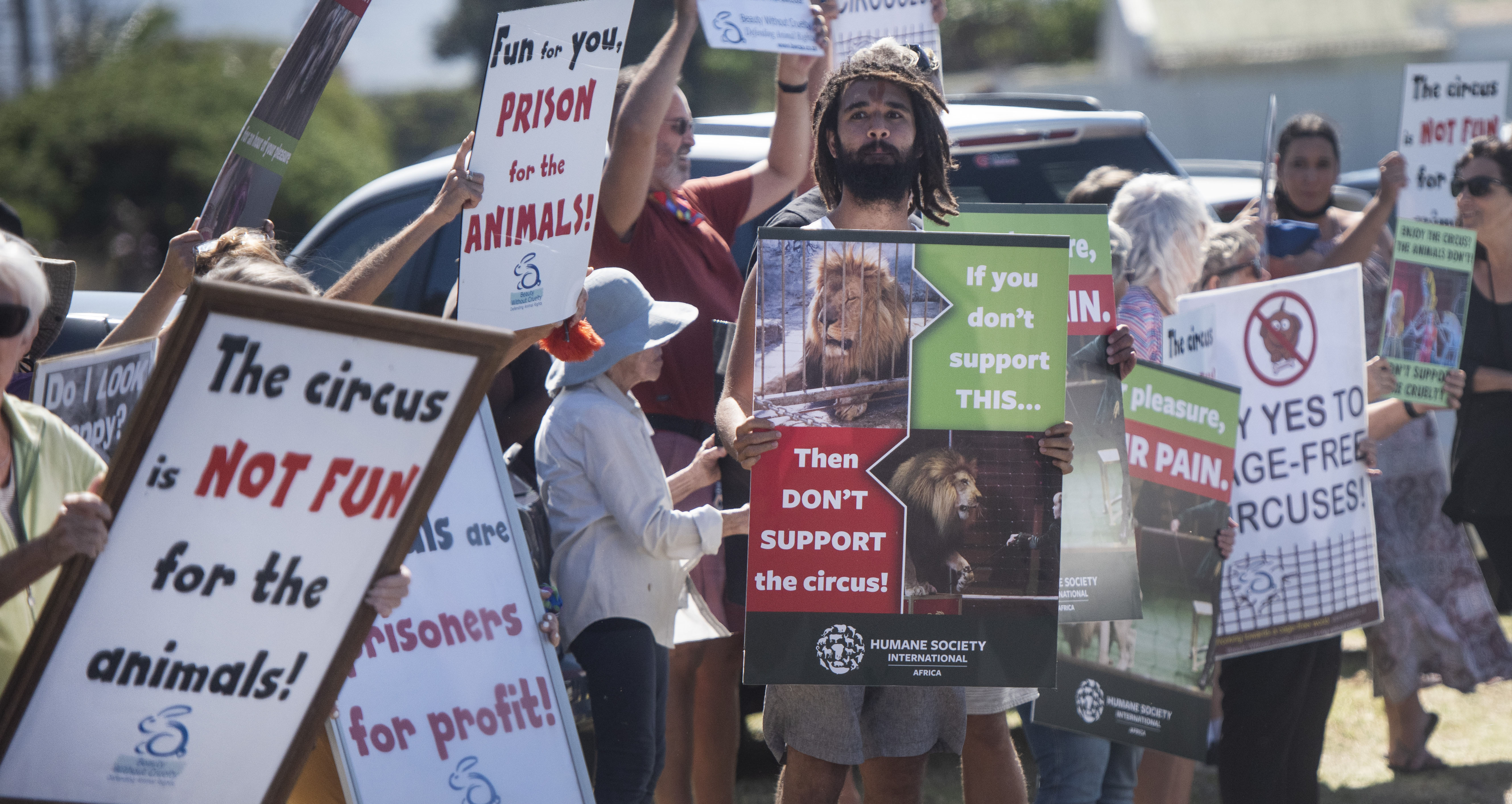 Protestuotojai prieš gyvūnų teises prie McLaren cirko Muizenberge