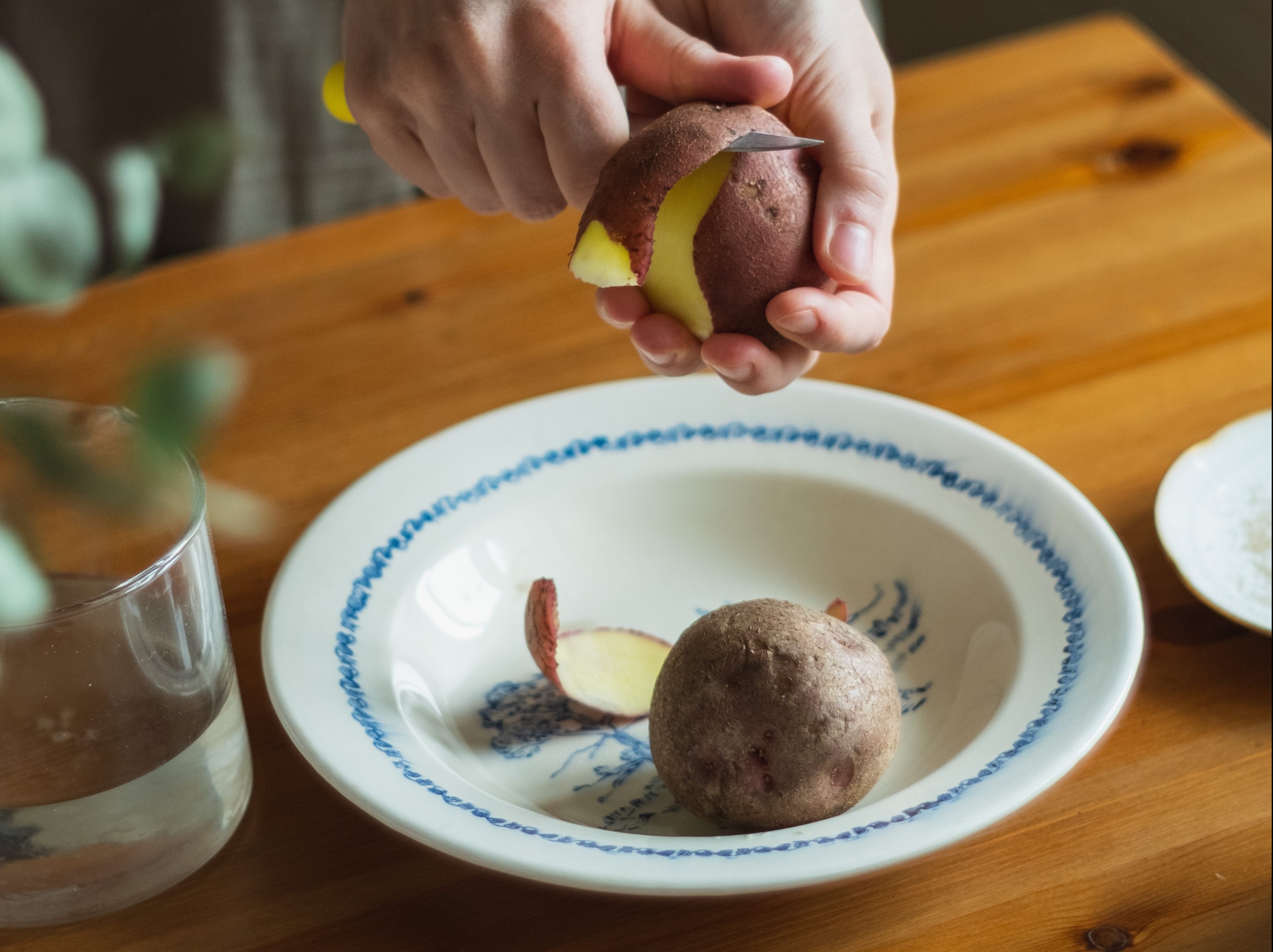 Peeling potatoes. Image: Didi Miam / Unsplash