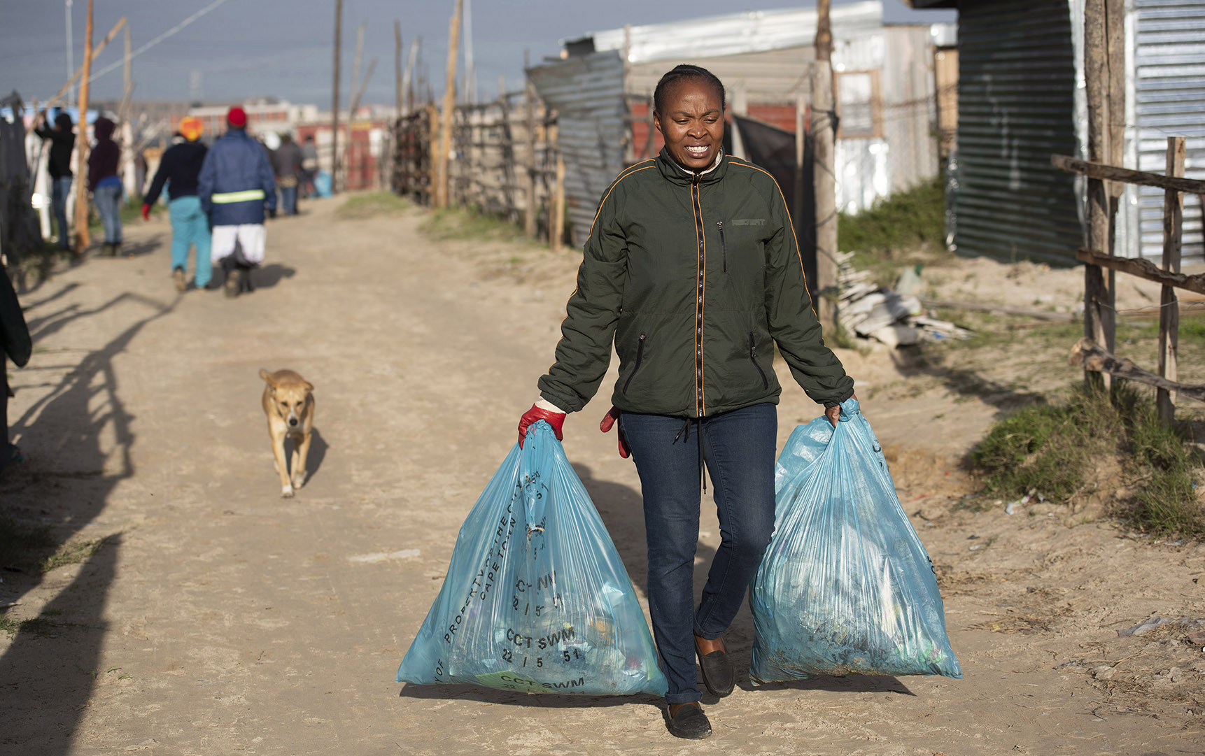 Volunteer Nomathama Sauls carrying bags of litter