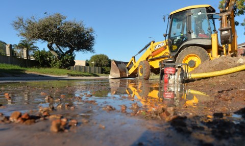 Nelson Mandela Bay contractors begin water ‘leaks carnival’ of more than 3,000 repairs in five days