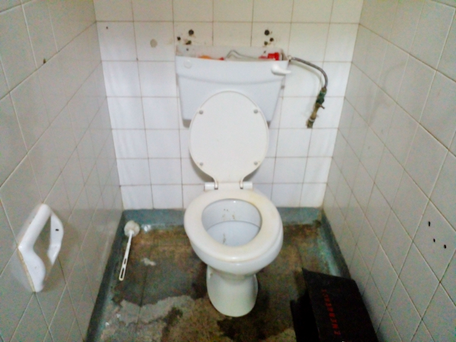 An image of a filthy toilet cubical at Fort Beaufort Hospital.