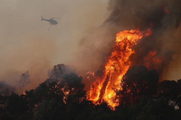 France fights forest fire as early heatwave spreads