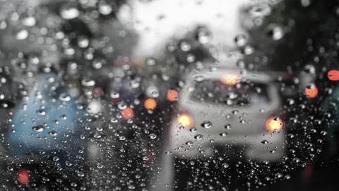 Do people drive differently in the rain? Here’s what the research says