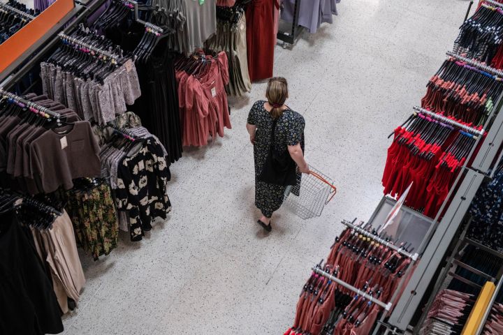 UK consumer confidence languishes at 48-year low, survey finds