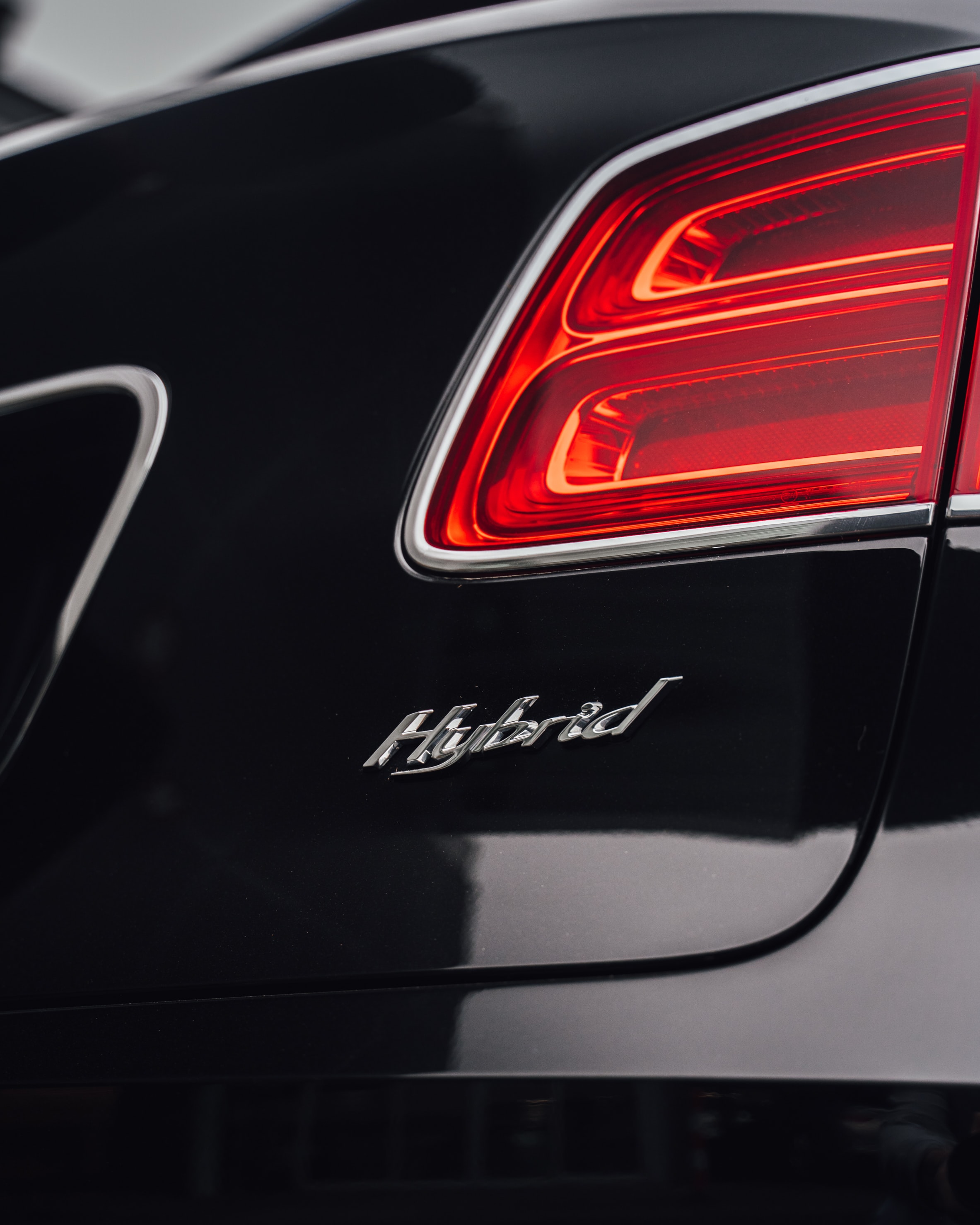 Bentley Bentayga Hybrid emblem