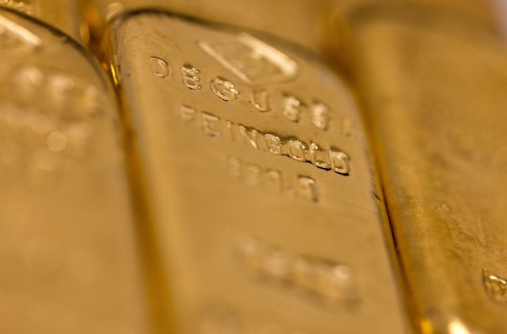Gold Climbs as US-China Geopolitical Risks Keep Market on Edge