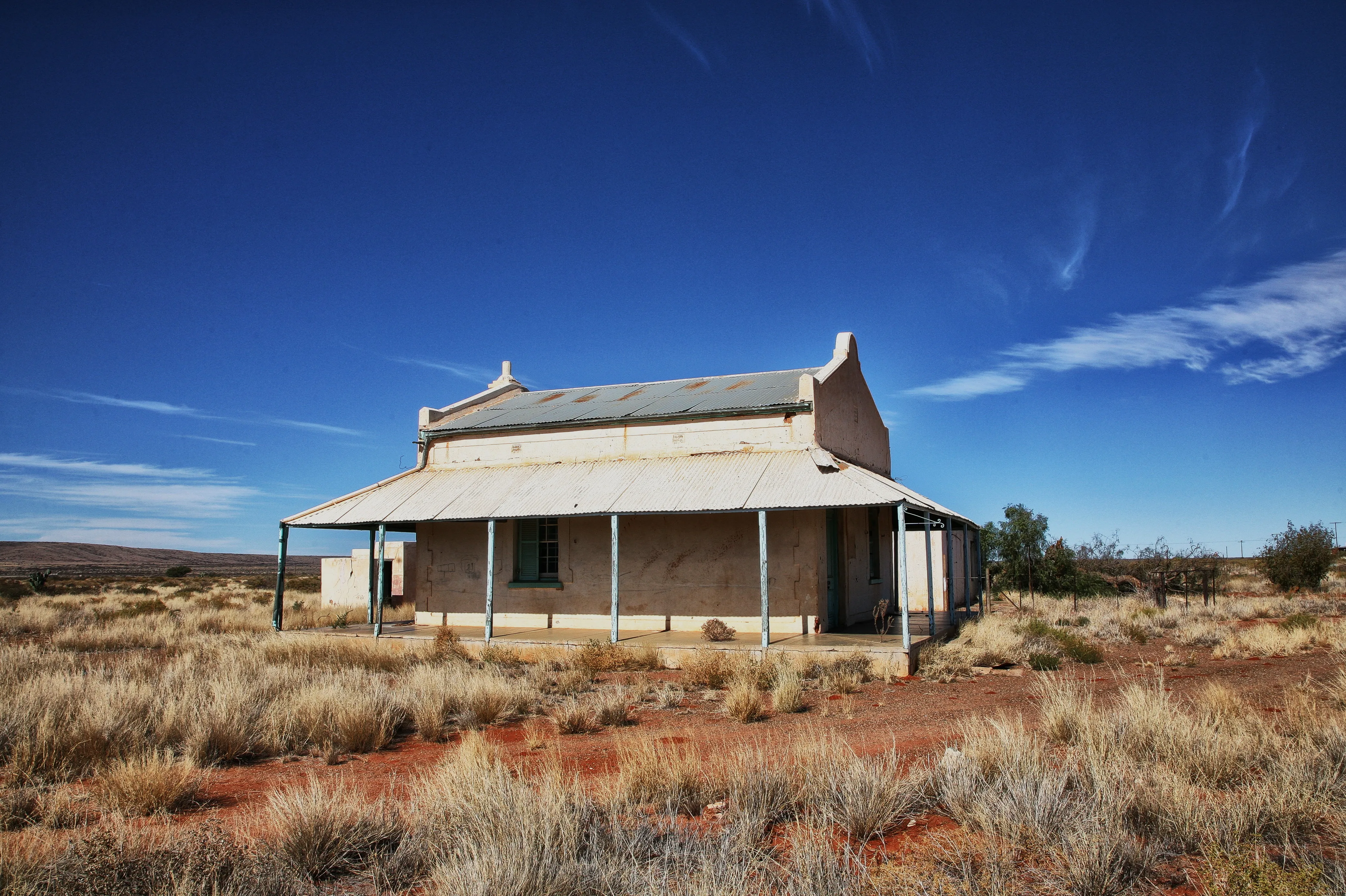 Ranch house-style Kalahari stoep houses for cool summer breezes in Putsonderwater.