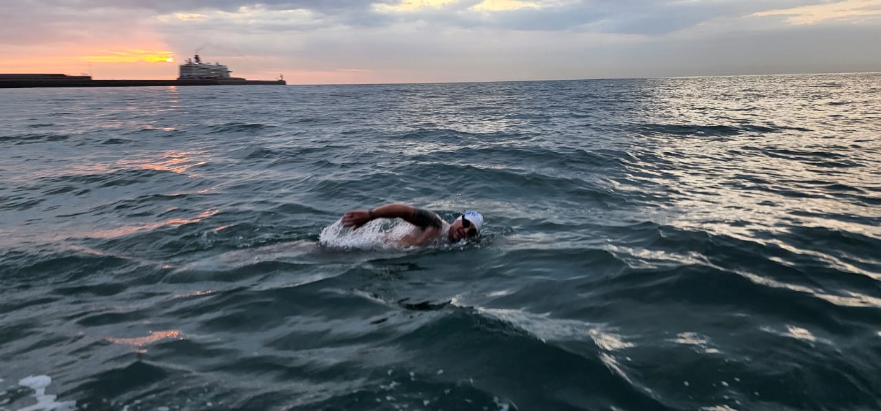 Troy Mayers starts his channel swim. Image: Supplied