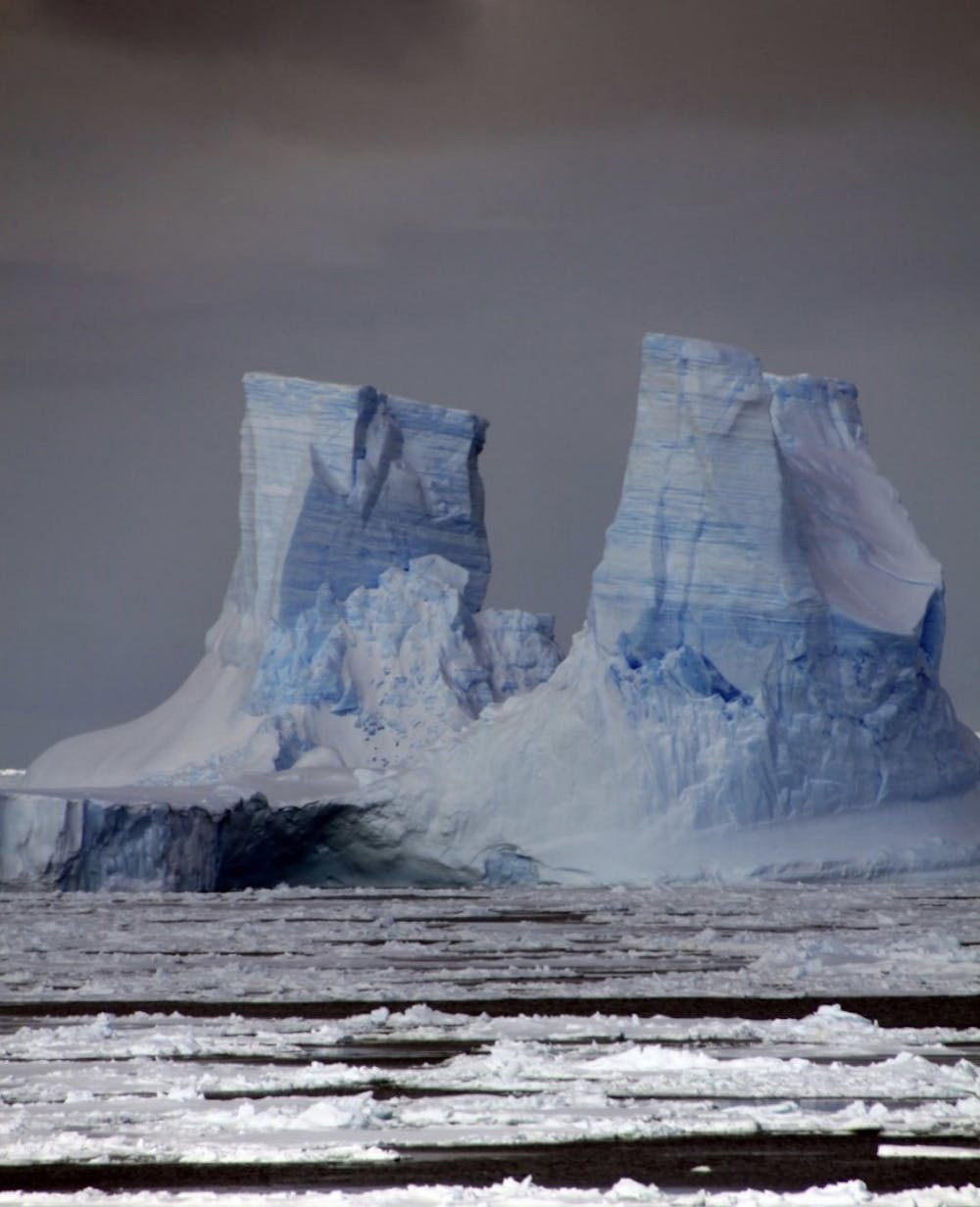 Iceberg towers on the East Antarctic Ice Sheet