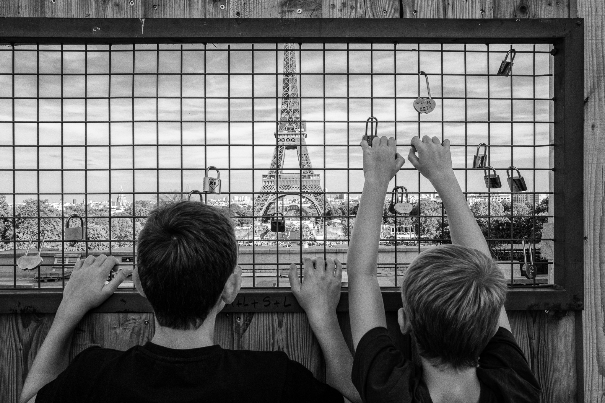 215 - Paris - 2022. "Two kids admiring the Tour Eiffel from behind an ugly fence." © Tommaso Carrara, Italy, entry, Open Competition, Street Photography, 2023 Sony World Photography Awards