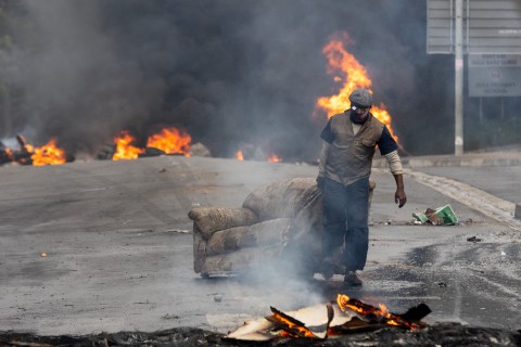 Taxi drivers run riot, torch streets of Hout Bay over bus routes 