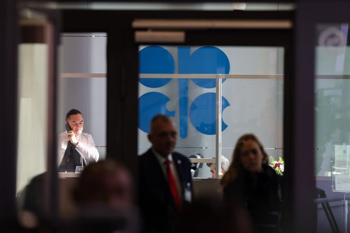 Oil holds decline as EU wrangles over plan to cap Russian crude