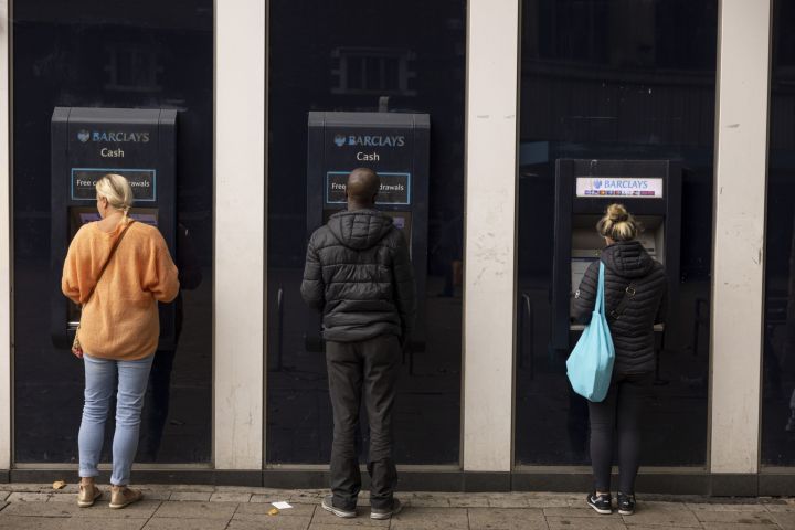 Bank of England Says More People Are Hoarding Cash After Covid