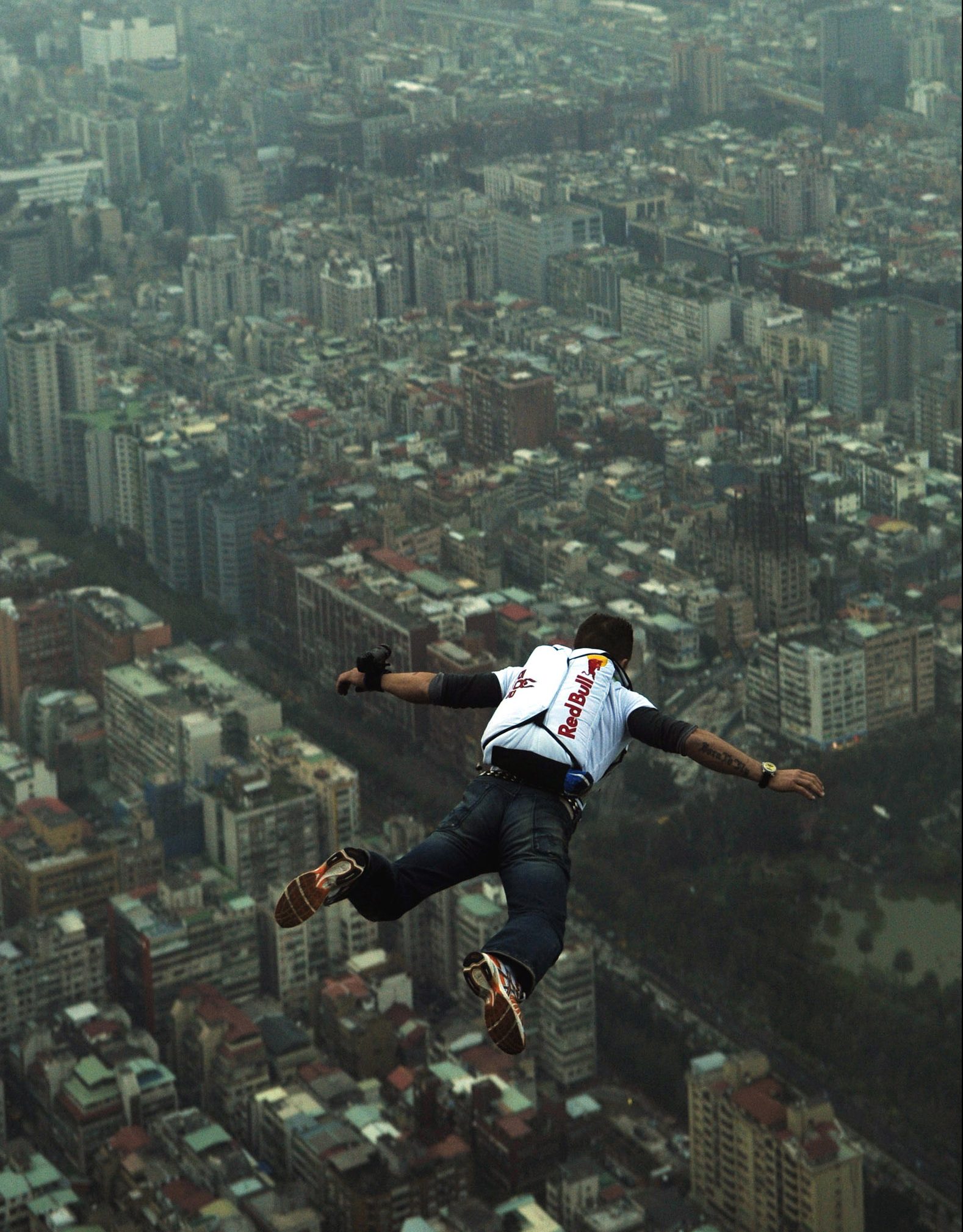 38-year-old Felix Baumgartner, Austrian base jumper, makes a jump off the world's tallest completed building, the 508-meter high Taipei 101 Tower, December 12, 2007 in Taipei, Taiwan. Image: Joerg Mitter / Euro-Newsroom via Getty Images