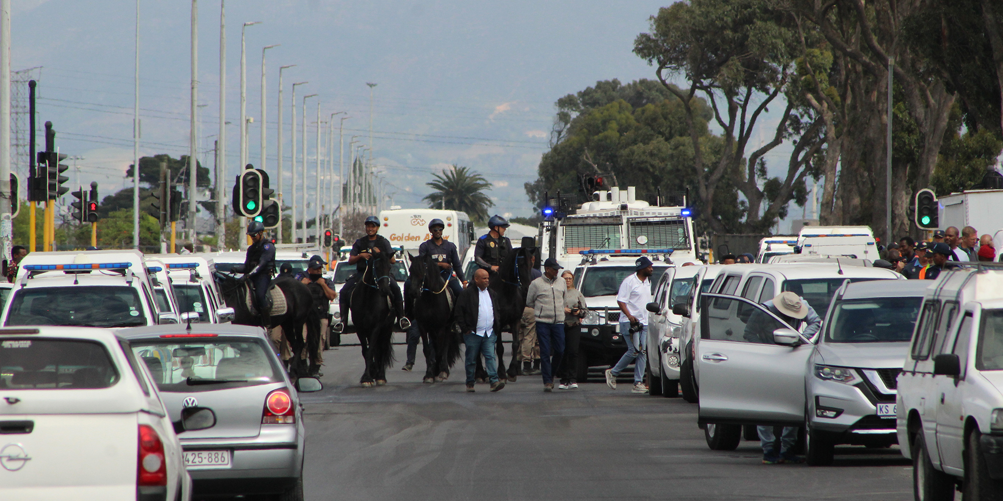Hundreds of law enforcement officers descend on Cape Town’s Philippi East in joint operation