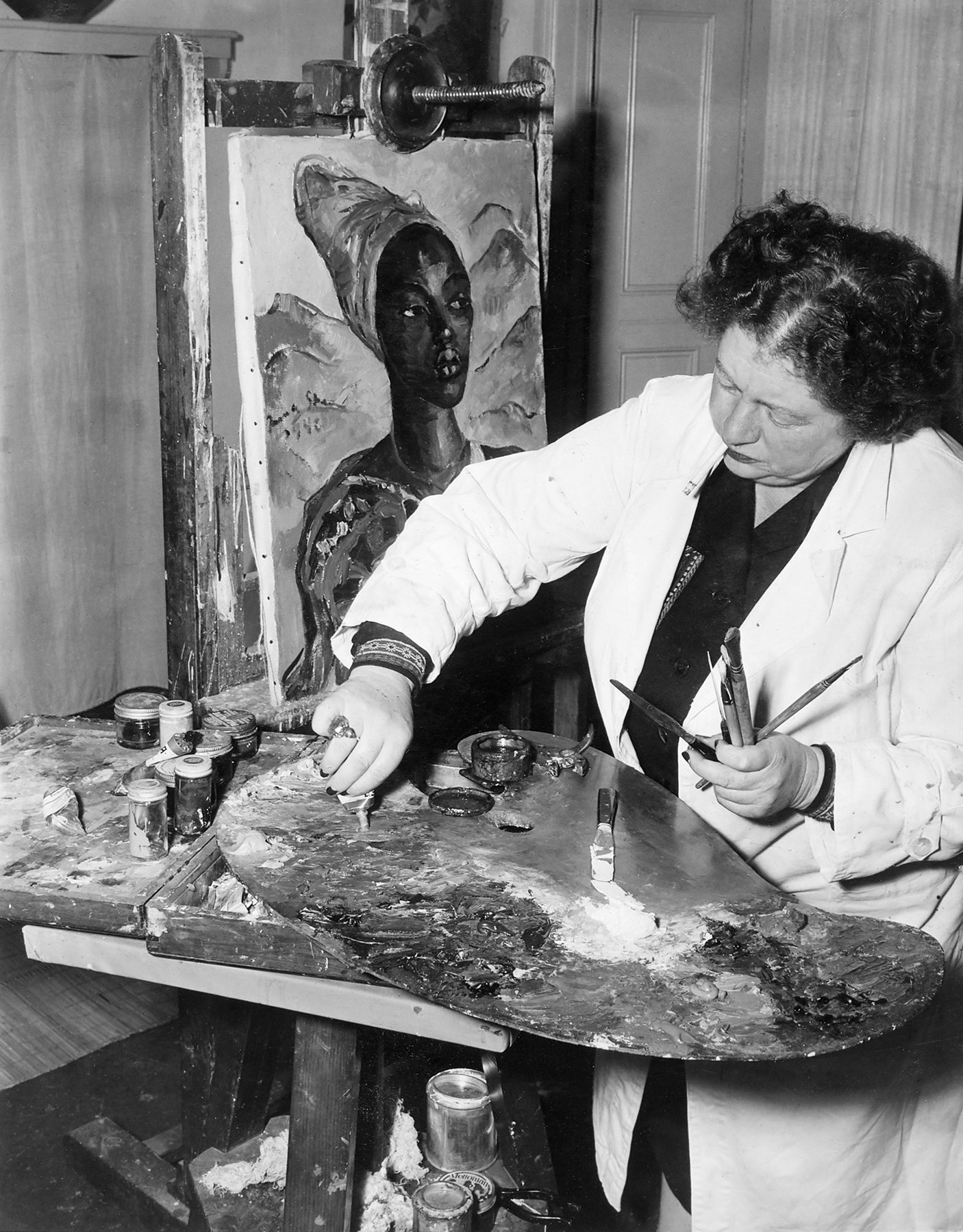 Irma Stern in her studio (1946). Exhibition reproduction. Courtesy National Library of South Africa, Cape Town (MSC31.5 Clippings, Folio 19)