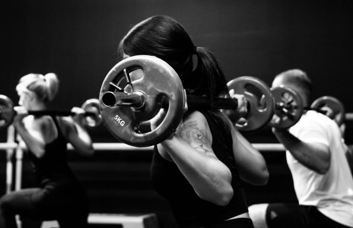 Lift heavy or smaller weights with high reps? It all depends on your fitness goal