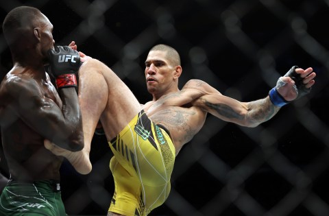 Pereira stuns Adesanya to become new middleweight champion at UFC 281