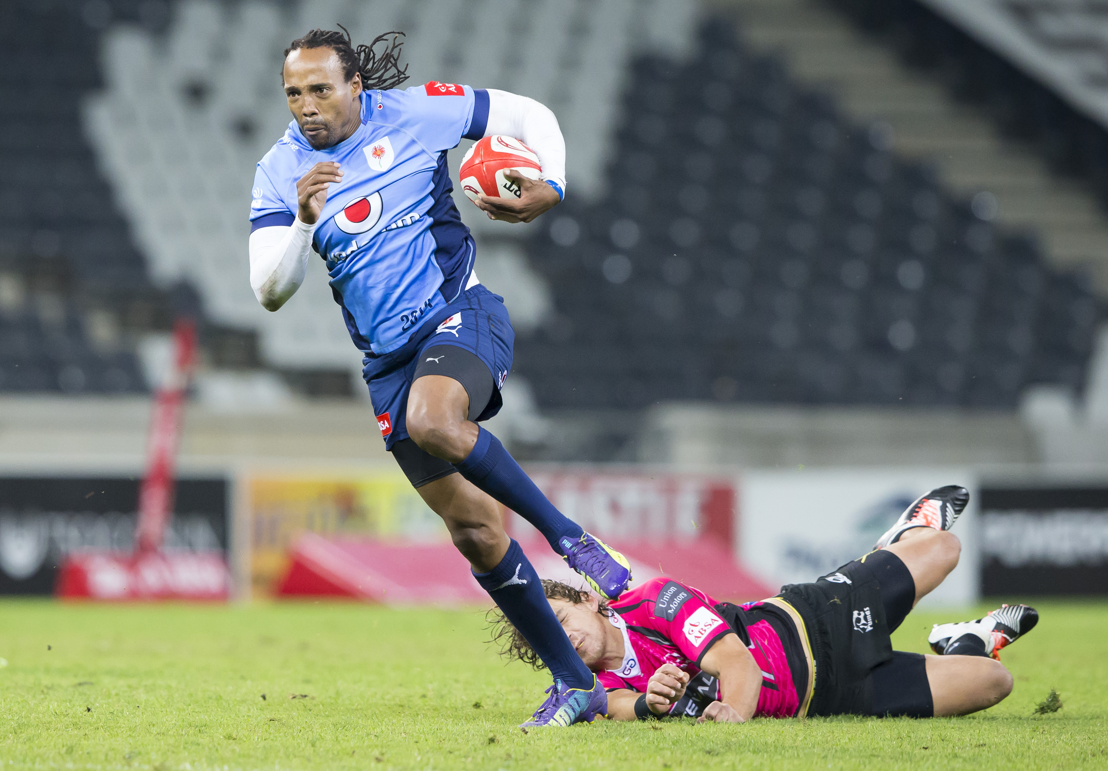 NELSPRUIT, SOUTH AFRICA - OCTOBER 03: Akona Ndungane of the Blue Bulls and Stefan Watermeyer of the Steval Pumas during the Absa Currie Cup match between Steval Pumas and Vodacom Blue Bulls at Mbombela Stadium on October 03, 2014 in Nelspruit, South Africa. (Photo by Dirk Kotze/Gallo Images)