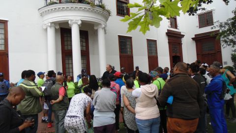 Backyarders threaten to occupy Stellenbosch Golf Club