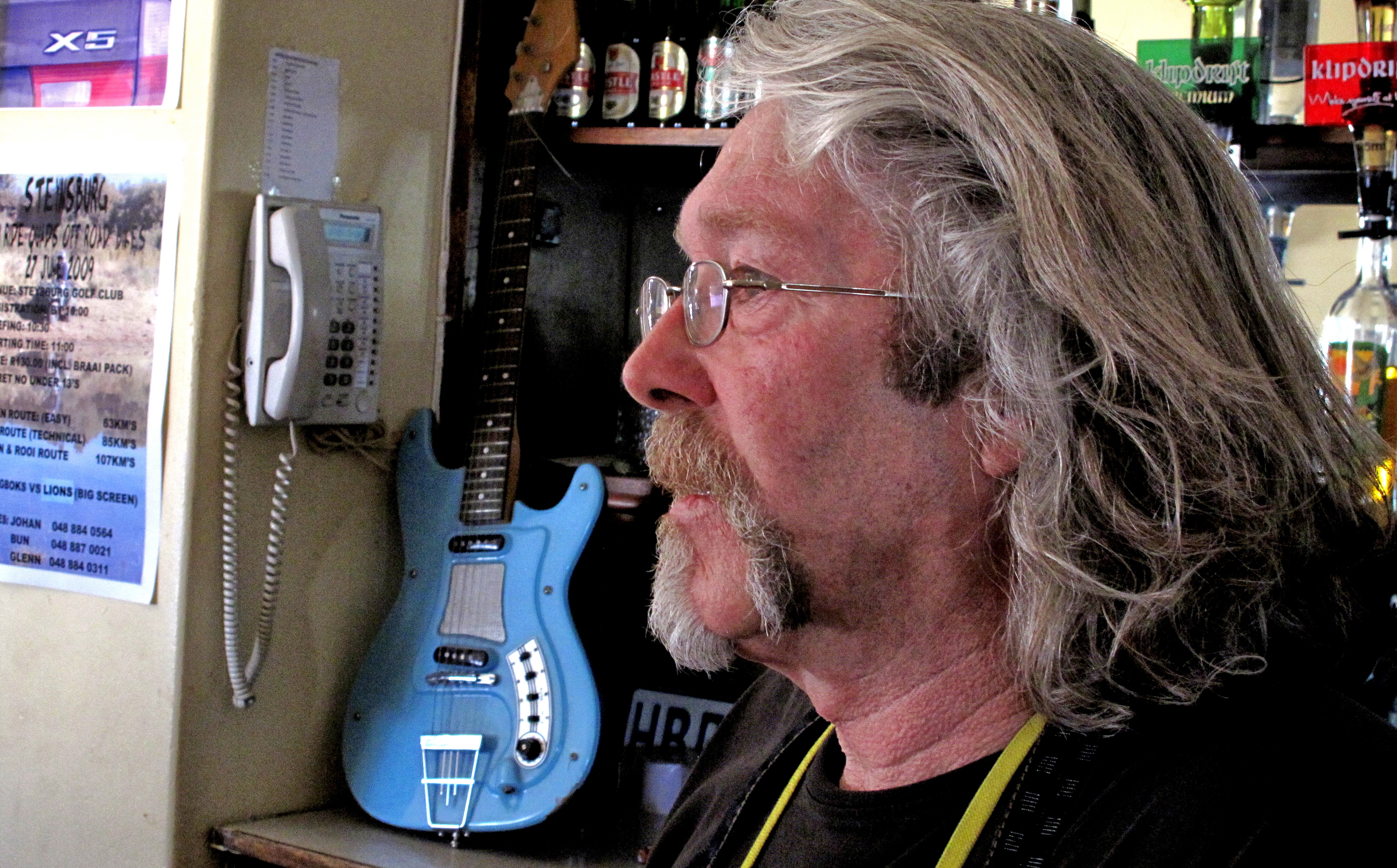 Rod McGregor Mann and the David Kramer guitar he rescued from a farm. Image: Chris Marais