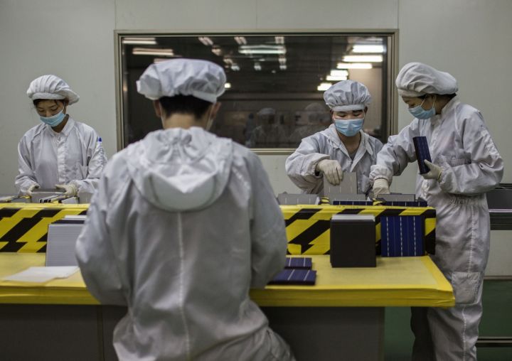 Big solar panel manufacturers boost production as costs fall