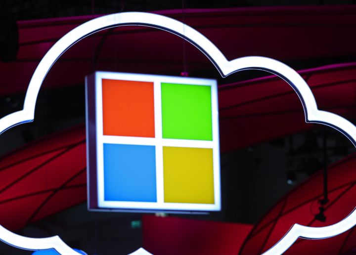 Microsoft Erases Gains After Saying Azure Growth to Decelerate