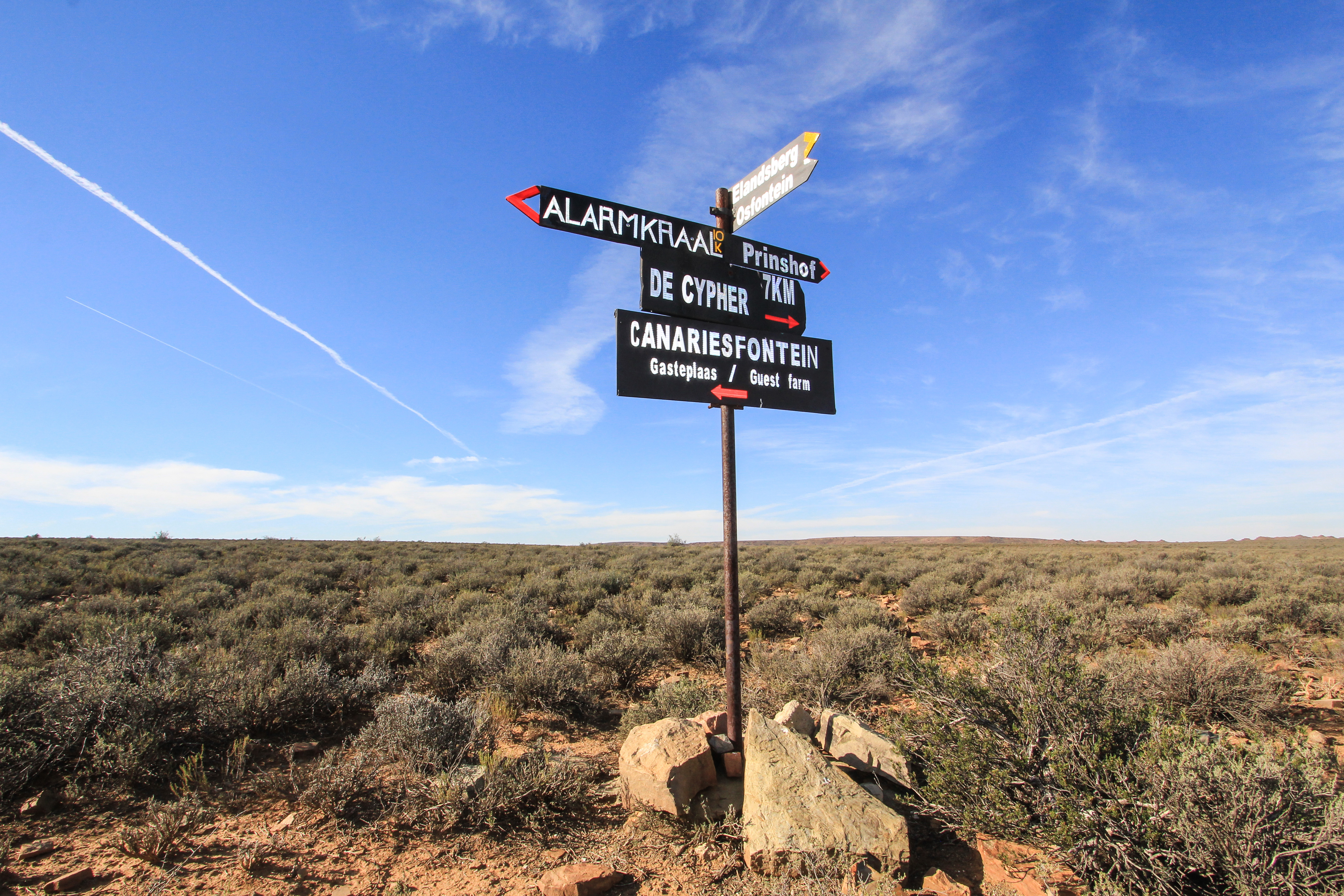 At the crossroads leading to many farms, one follows the sign to Canariesfontein. Image: Chris Marais