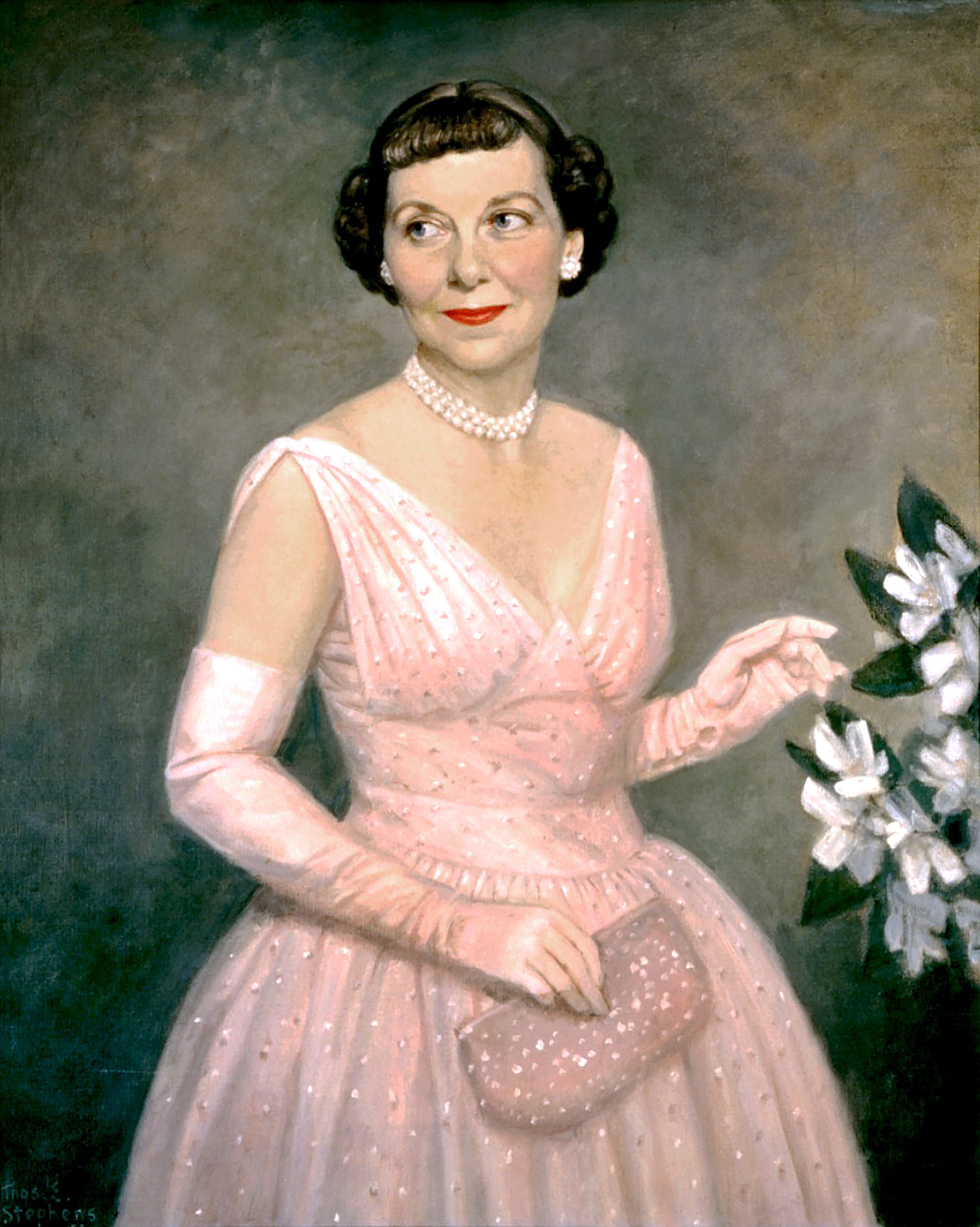 Mamie Geneva Doud Eisenhower painted by Thomas Edgar Stephens in a White House portrait. Image: White House Historical Association / Wikimedia Commons
