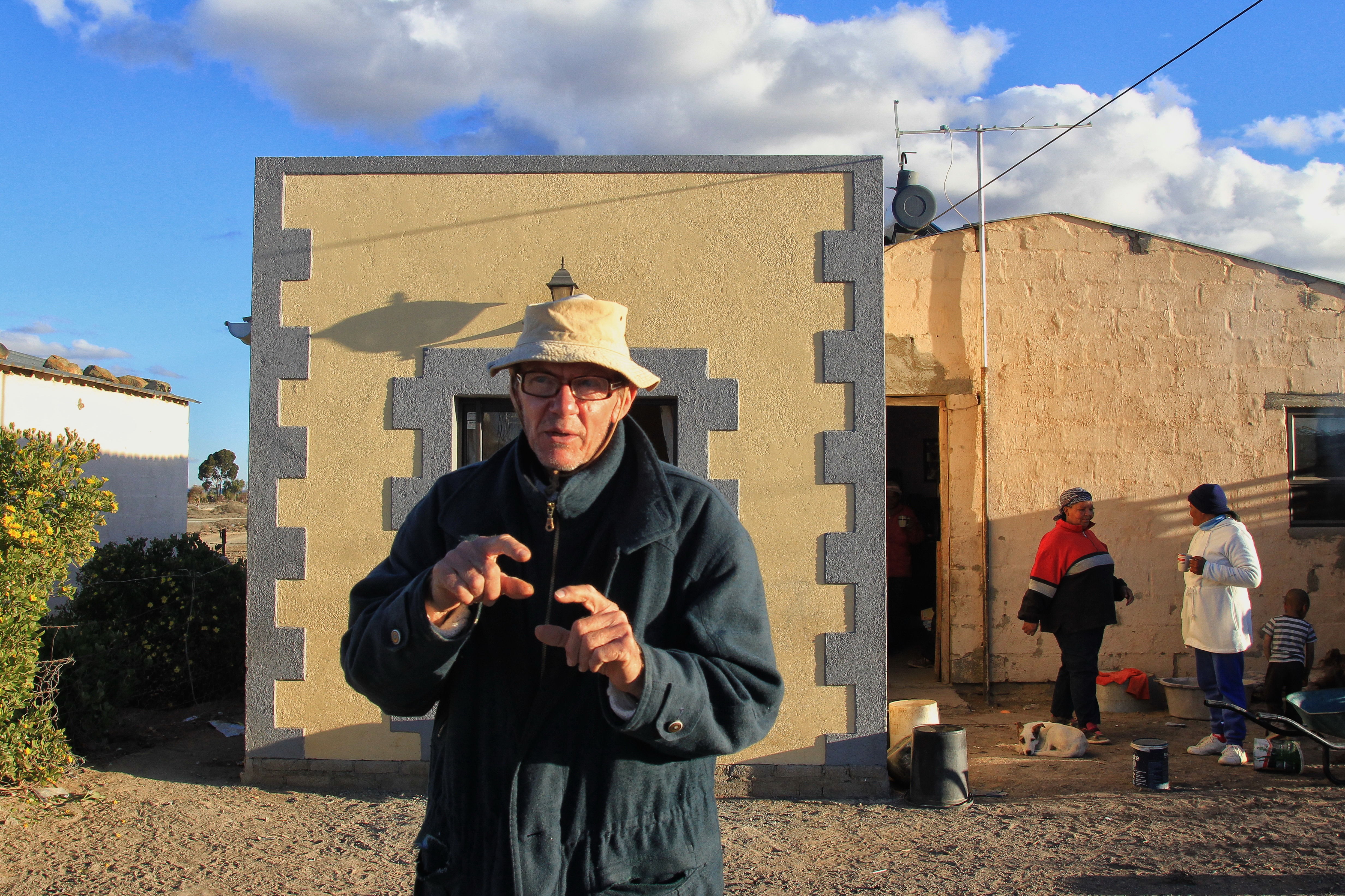 Anthony Cohen explaining the concept of Karoo cubism in Rietbron’s township. Image: Chris Marais