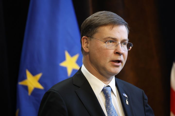 EU Deficits Must Come Down as Economy Improves, Dombrovskis Says