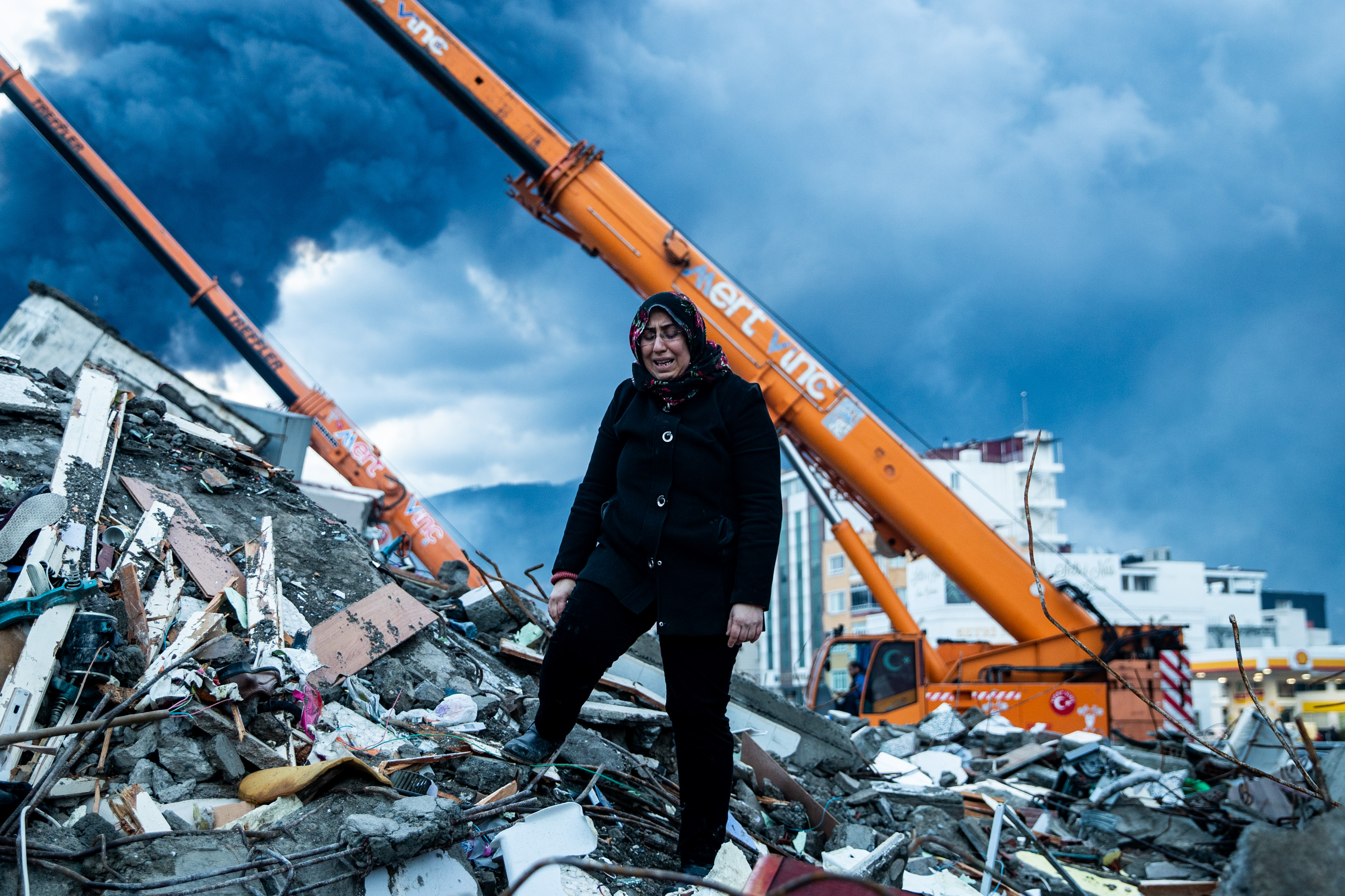 HATAY, TURKEY - FEBRUARY 07: A woman waits for news of her loved ones, believed to be trapped under collapsed building on February 07, 2023 in Iskenderun, Turkey. A 7.8-magnitude earthquake hit near Gaziantep, Turkey, in the early hours of Monday, followed by another 7.5-magnitude tremor just after midday. The quakes caused widespread destruction in southern Turkey and northern Syria and were felt in nearby countries. (Photo by Burak Kara/Getty Images)