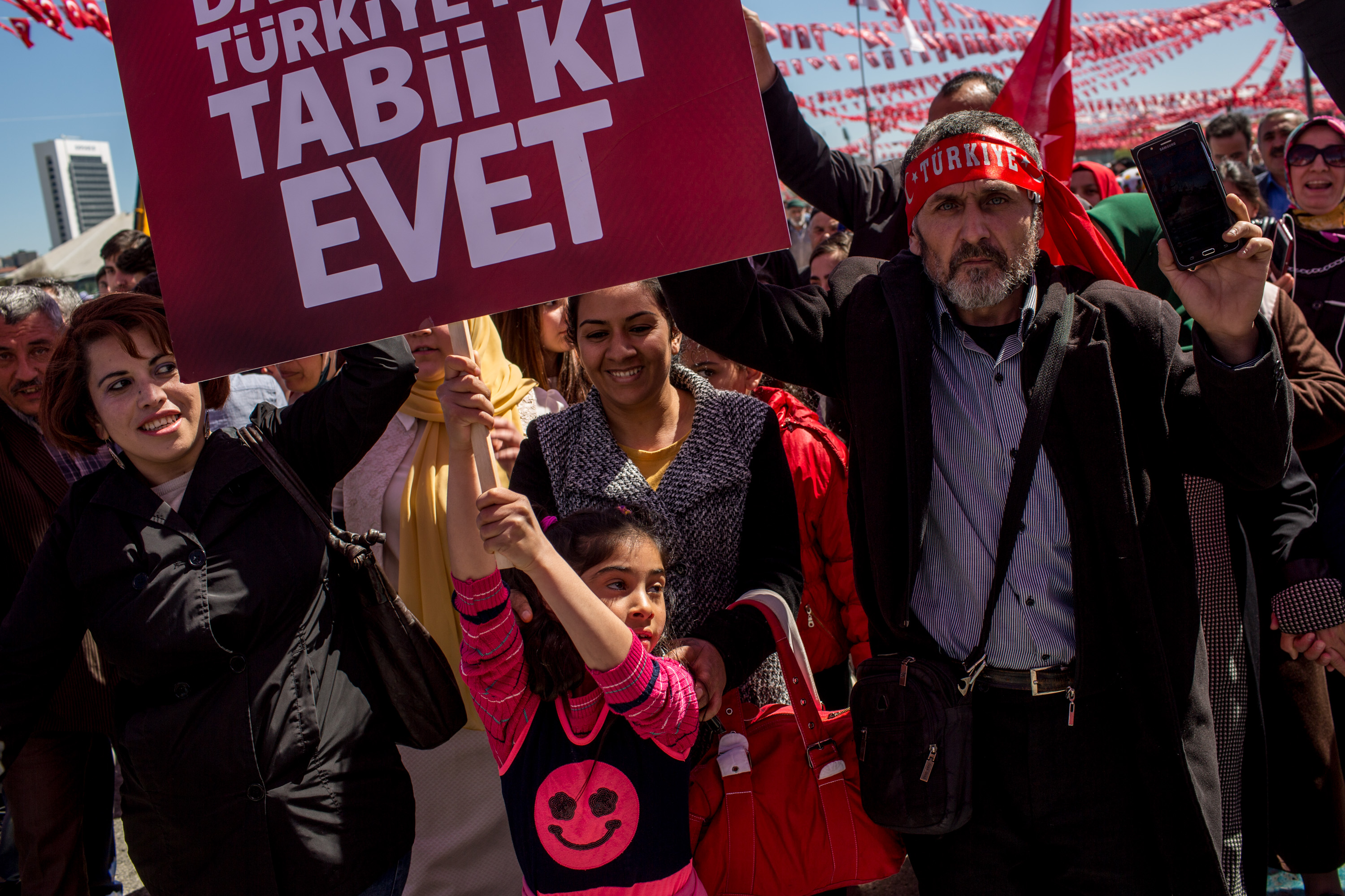 "EVET" (Yes) supprters arrive at a campaign rally hosted by Turkish President Recep Tayyip Erdogan on April 2, 2017 in Ankara, Türkiye. Image: Chris McGrath / Getty Images