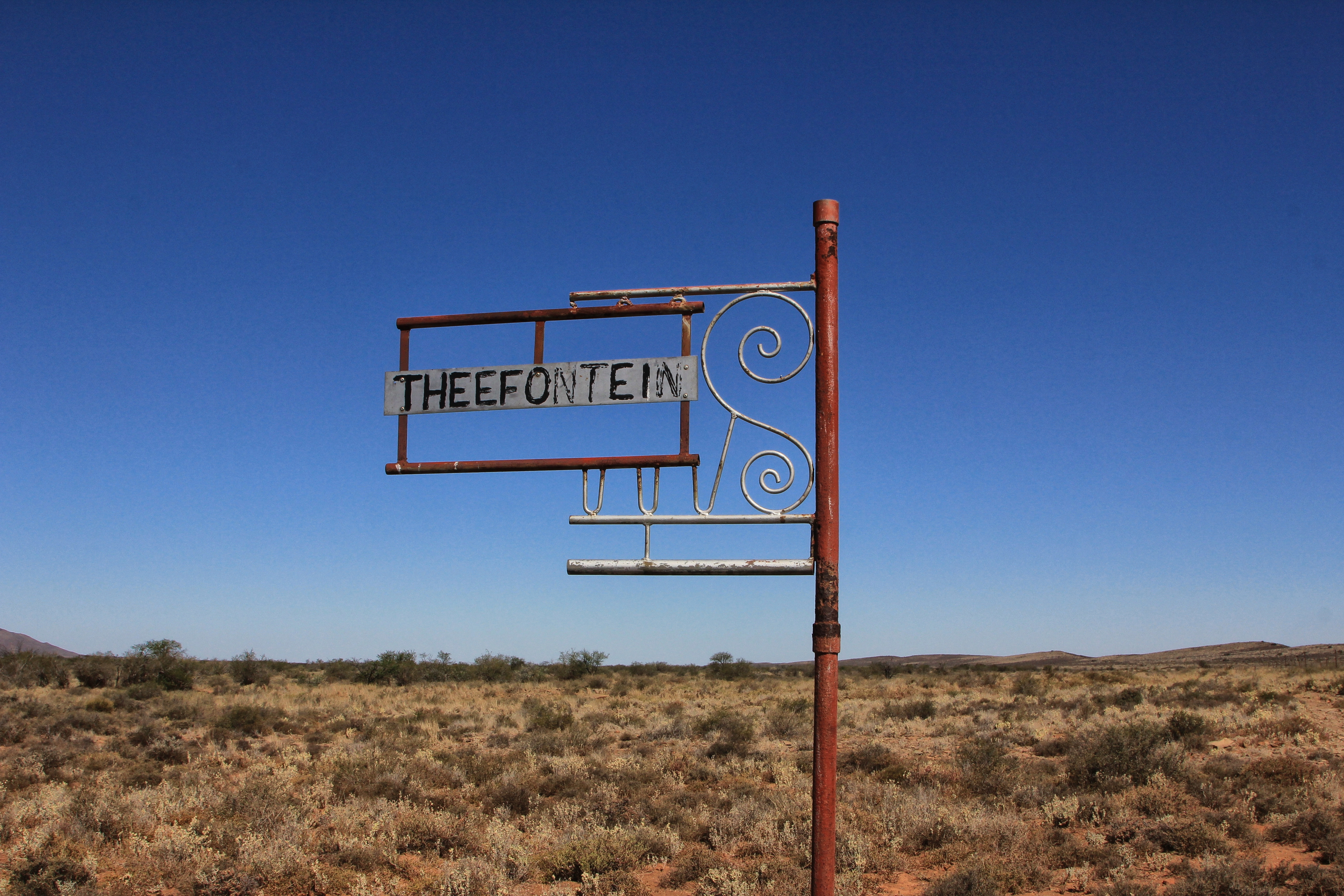 Heading out to Theefontein Farm, not far from Beaufort West. Image: Chris Marais