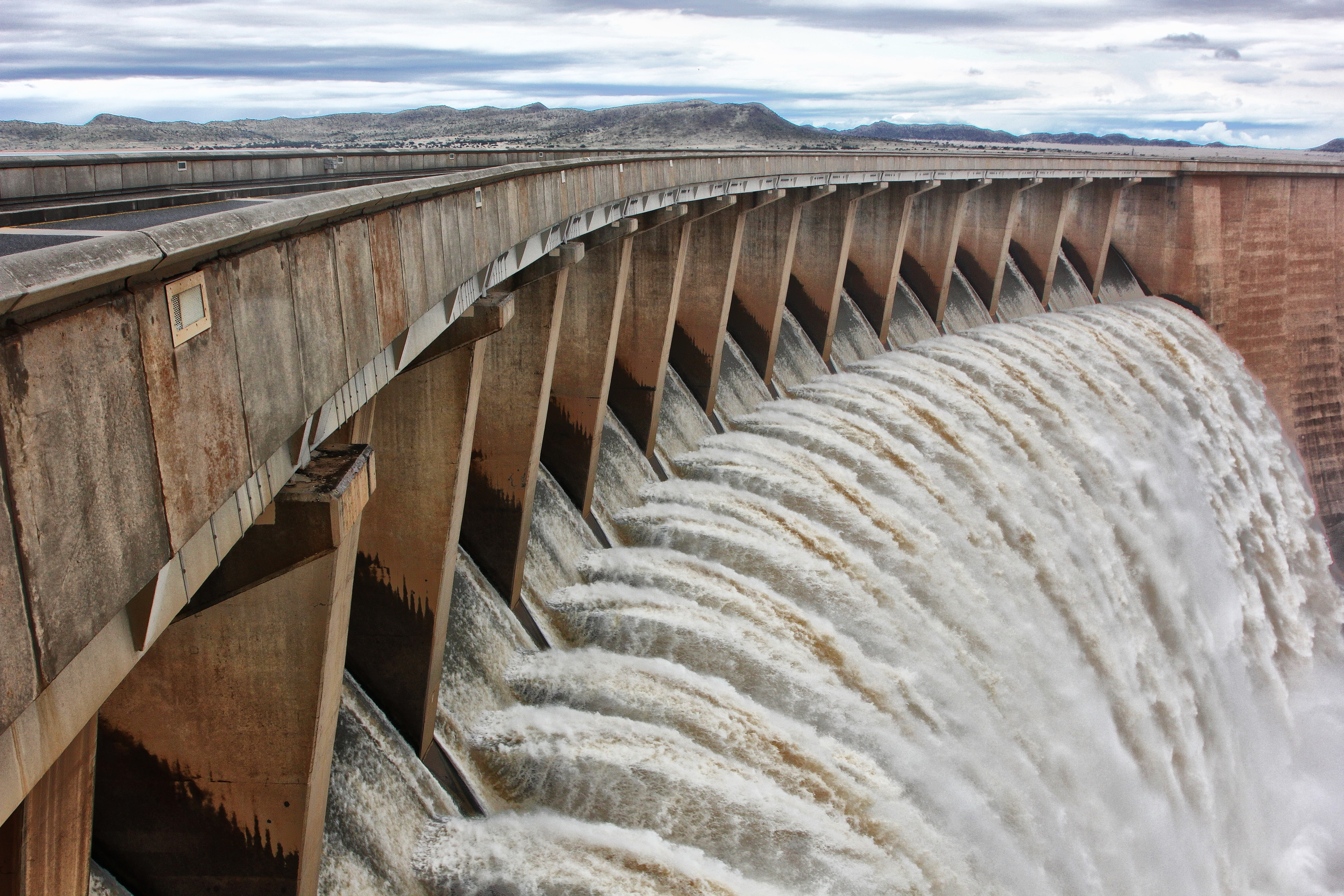 When the dam overflows, the spillway looks spectacular, attracting ‘water tourists’ from all over the country. Image: Chris Marais