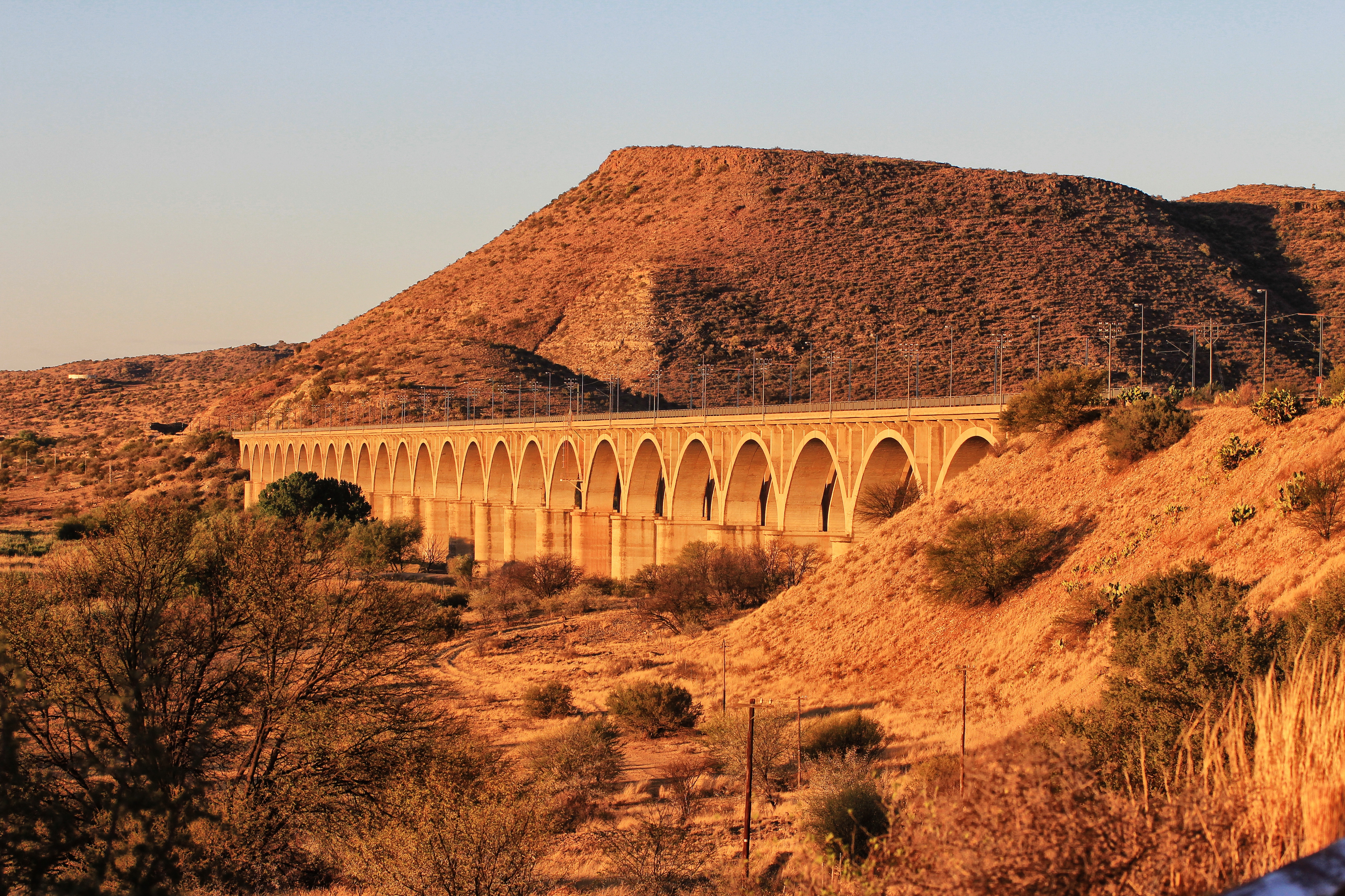 The Hennie Steyn rail-and-road bridge outside Bethulie, which arches over the Orange River before its banks broaden into the massive Gariep Dam. Image: Chris Marais