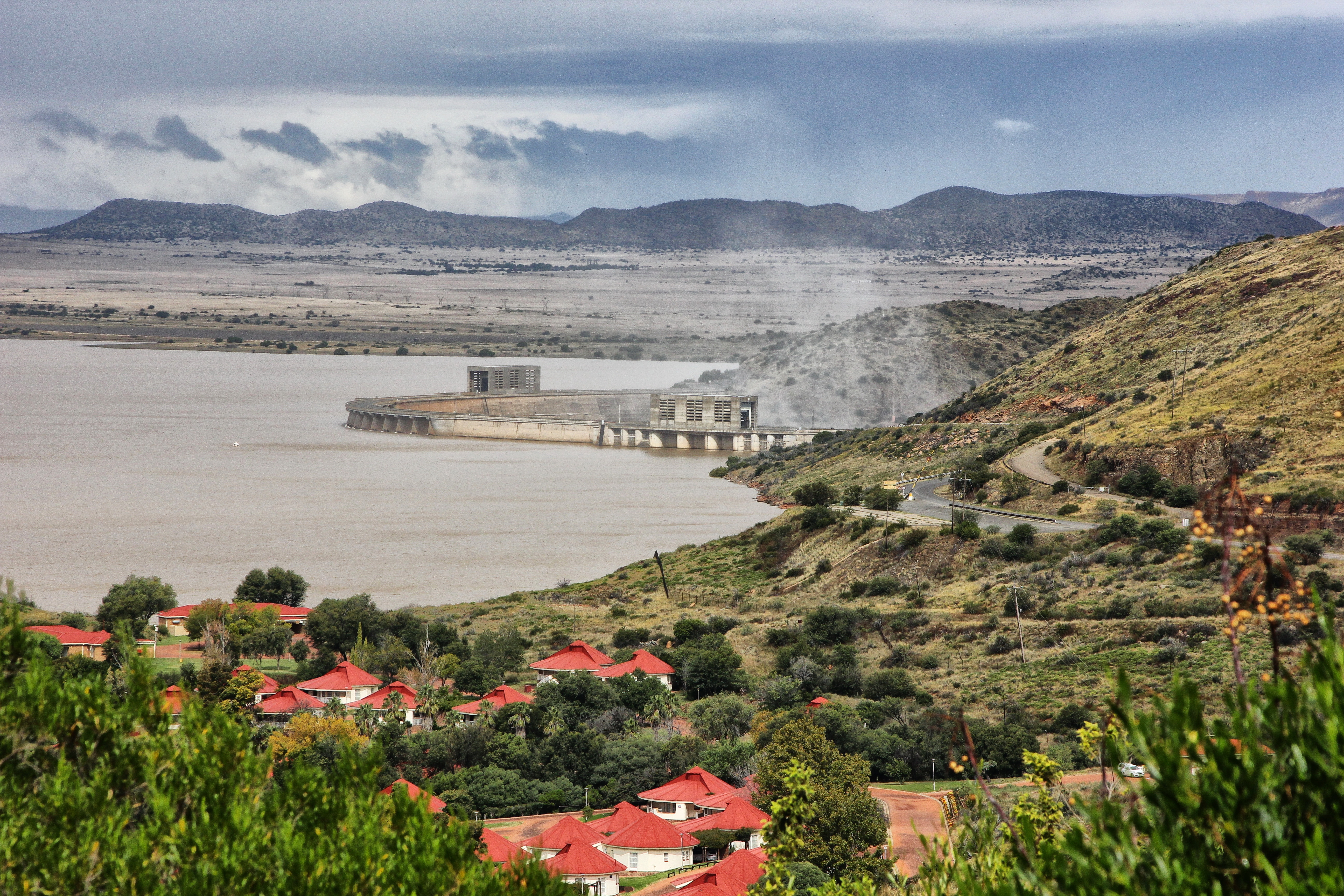 Water vapour rising to meet the clouds from the overflowing spillway – far right. Image: Chris Marais