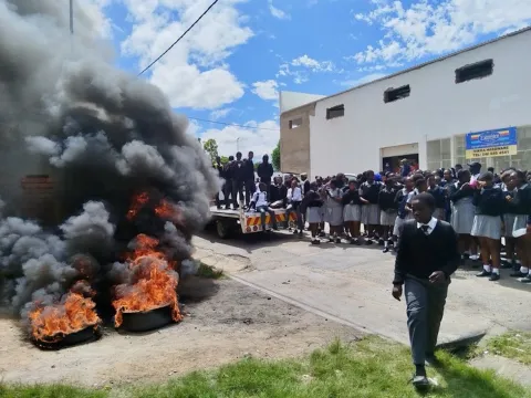 No water, no class – pupils block municipal building with burning tyres over dry taps at Fort Beaufort school
